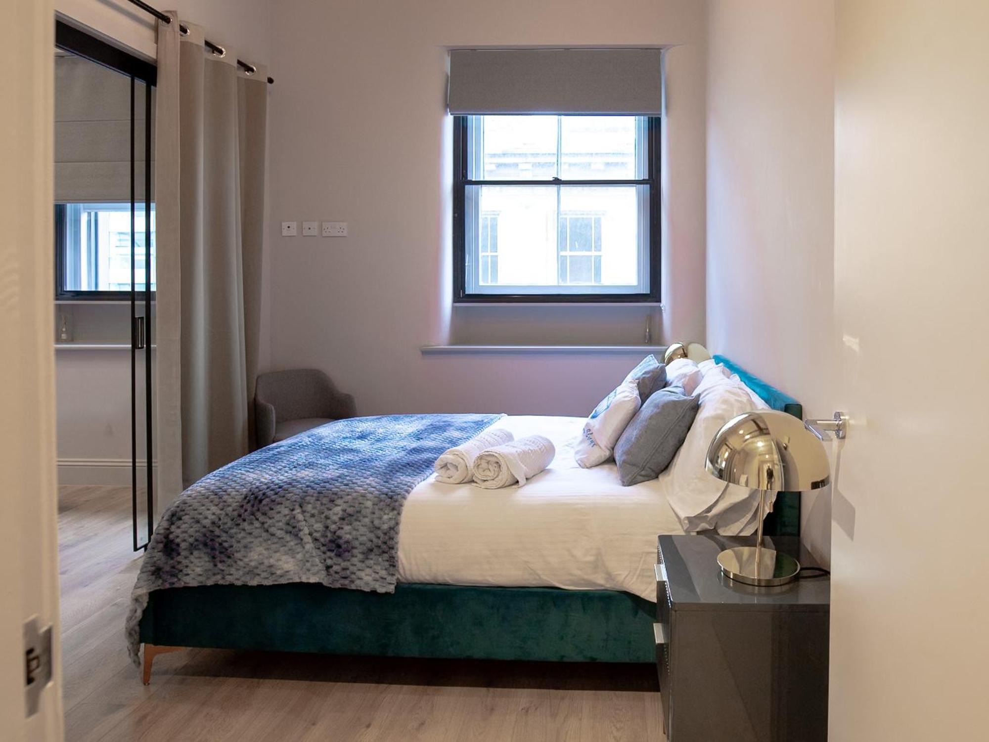M1 Centre 3 Bed 3 Bath Luxe Penthouse Apartment