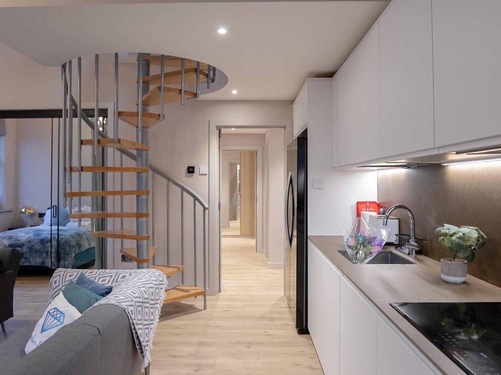 M1 Centre 3 Bed 3 Bath Luxe Penthouse Apartment